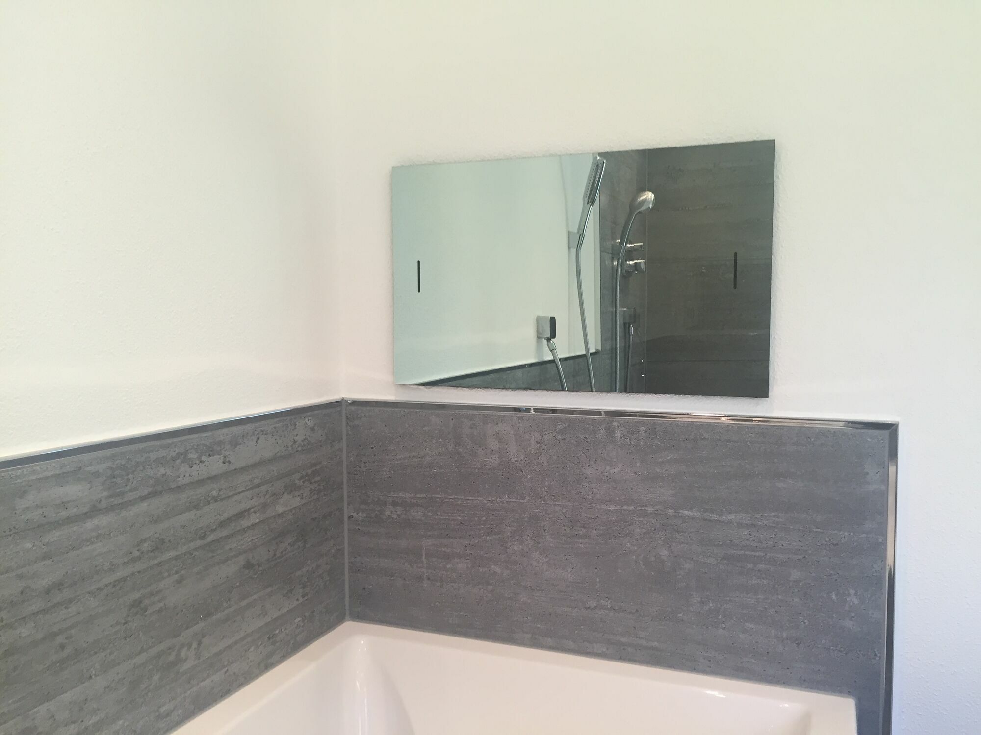 Wasserdichter Spiegel LED TV 19 Zoll SMART mit DVB-C und Fotos
